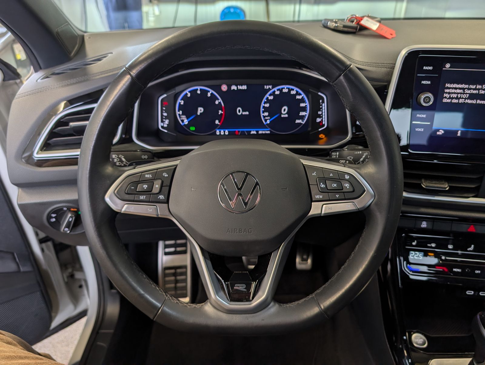 Fahrzeugabbildung Volkswagen T-Roc 1.5 TSI DSG R-Line LED ACC RFK SHZ IQ DRIVE APP