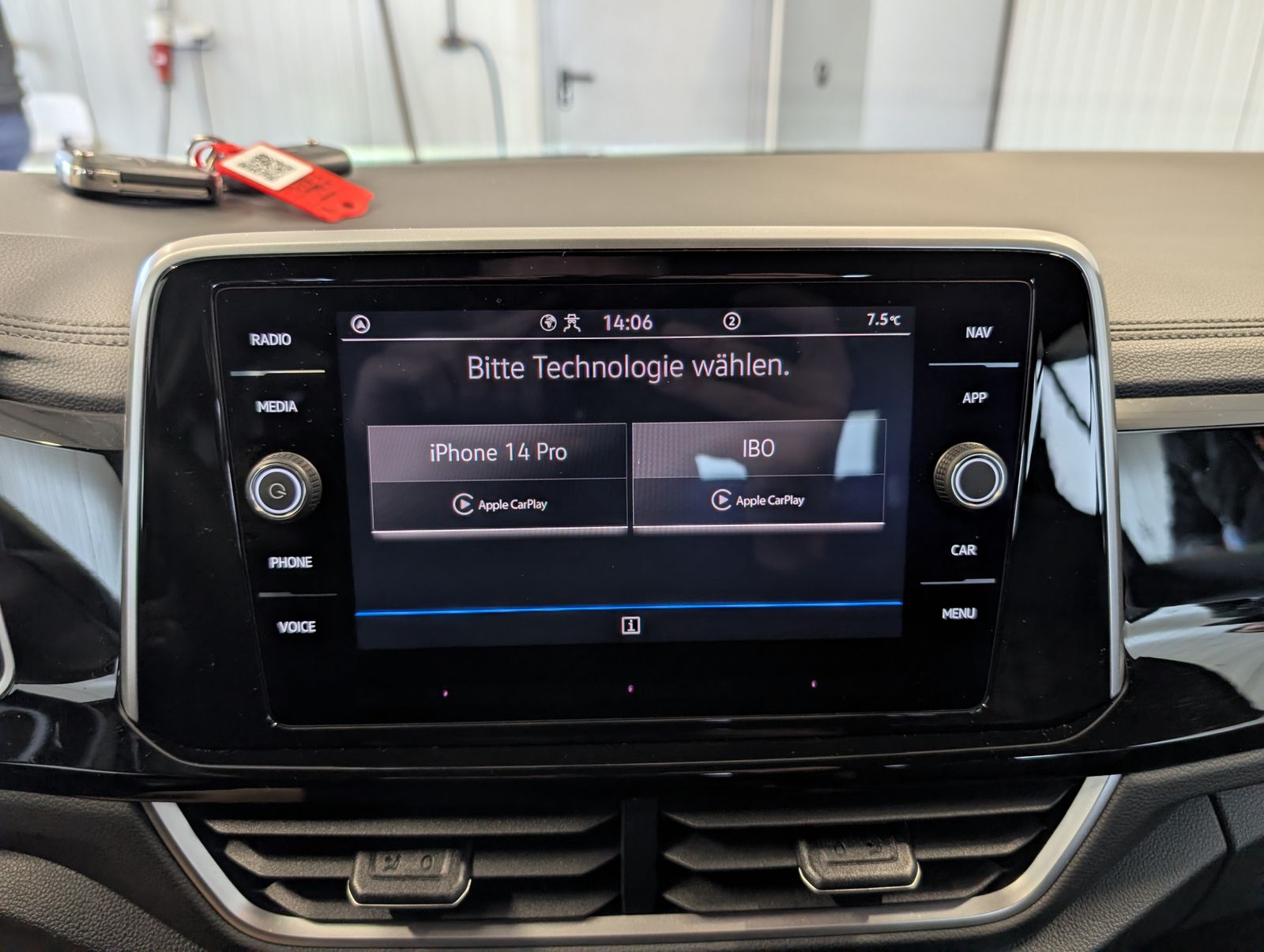 Fahrzeugabbildung Volkswagen T-Roc 1.5 TSI DSG R-Line LED ACC RFK SHZ IQ DRIVE APP