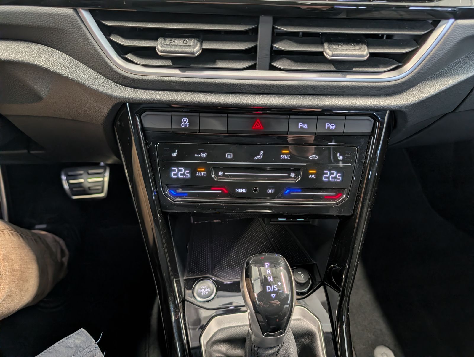 Fahrzeugabbildung Volkswagen T-Roc 1.5 TSI DSG R-Line LED ACC RFK SHZ IQ DRIVE APP