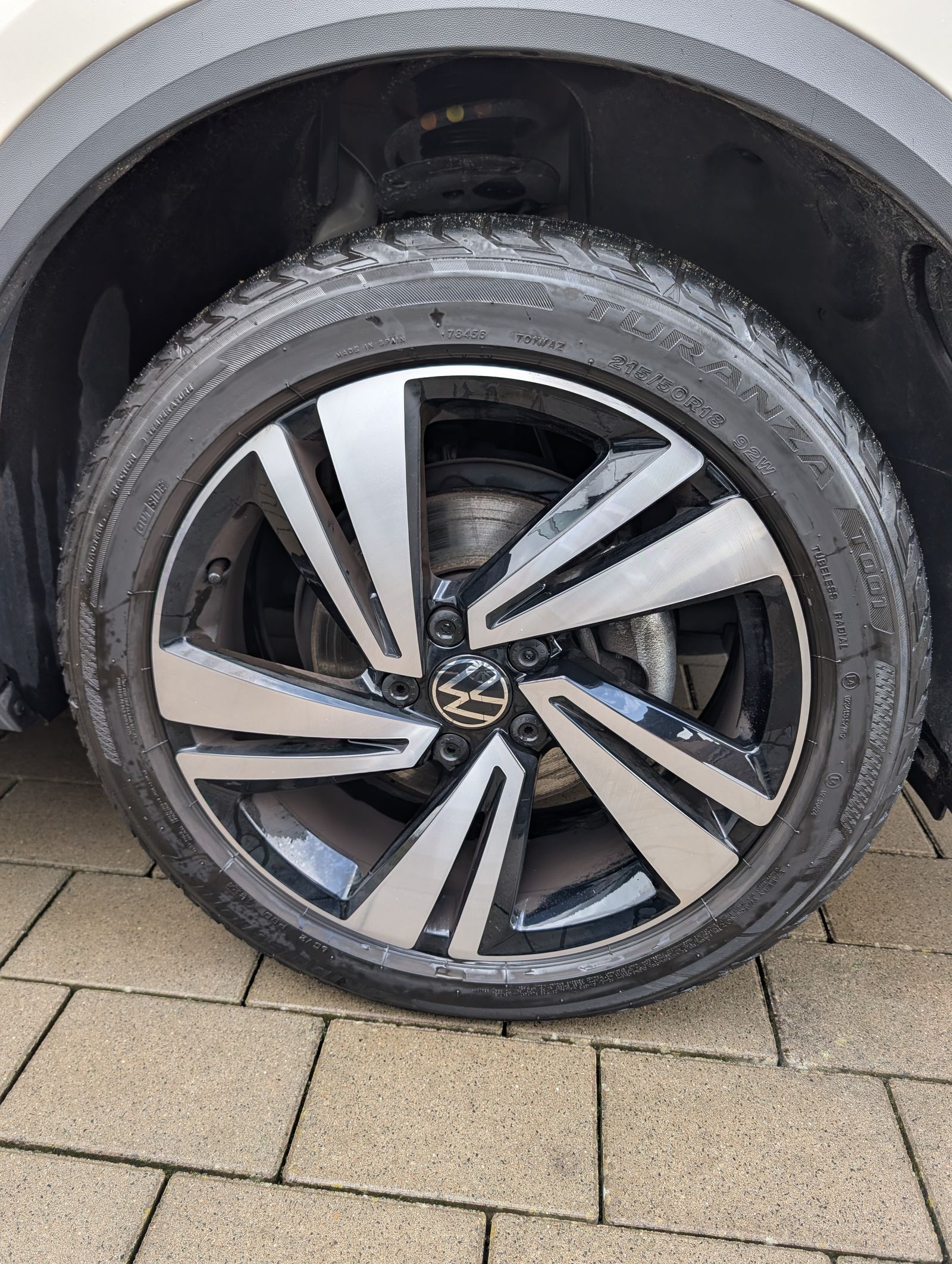 Fahrzeugabbildung Volkswagen T-Roc 1.5 TSI DSG R-Line LED ACC RFK SHZ IQ DRIVE APP