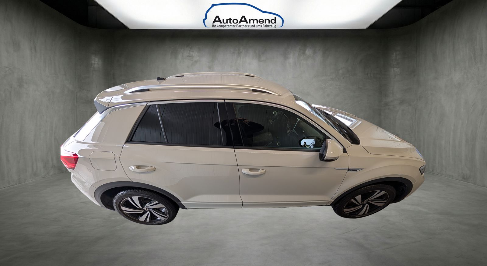 Fahrzeugabbildung Volkswagen T-Roc 1.5 TSI DSG R-Line LED ACC RFK SHZ IQ DRIVE APP