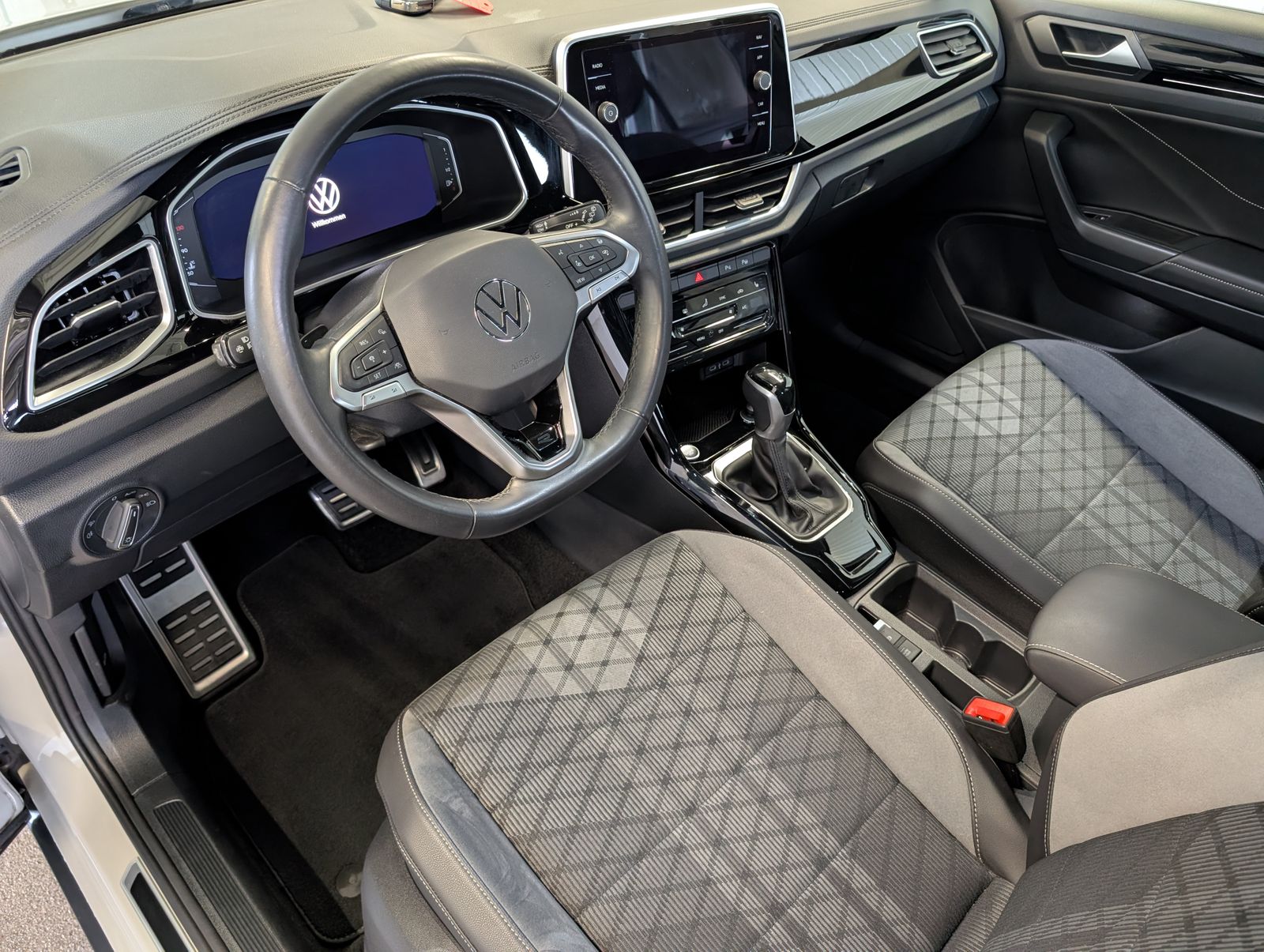 Fahrzeugabbildung Volkswagen T-Roc 1.5 TSI DSG R-Line LED ACC RFK SHZ IQ DRIVE APP