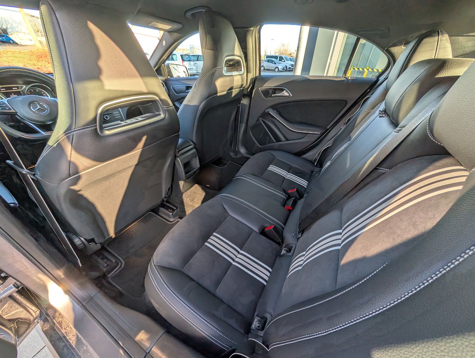 Fahrzeugabbildung Mercedes-Benz A 200 AMG Line Edition LED PARKLENK NAV Business