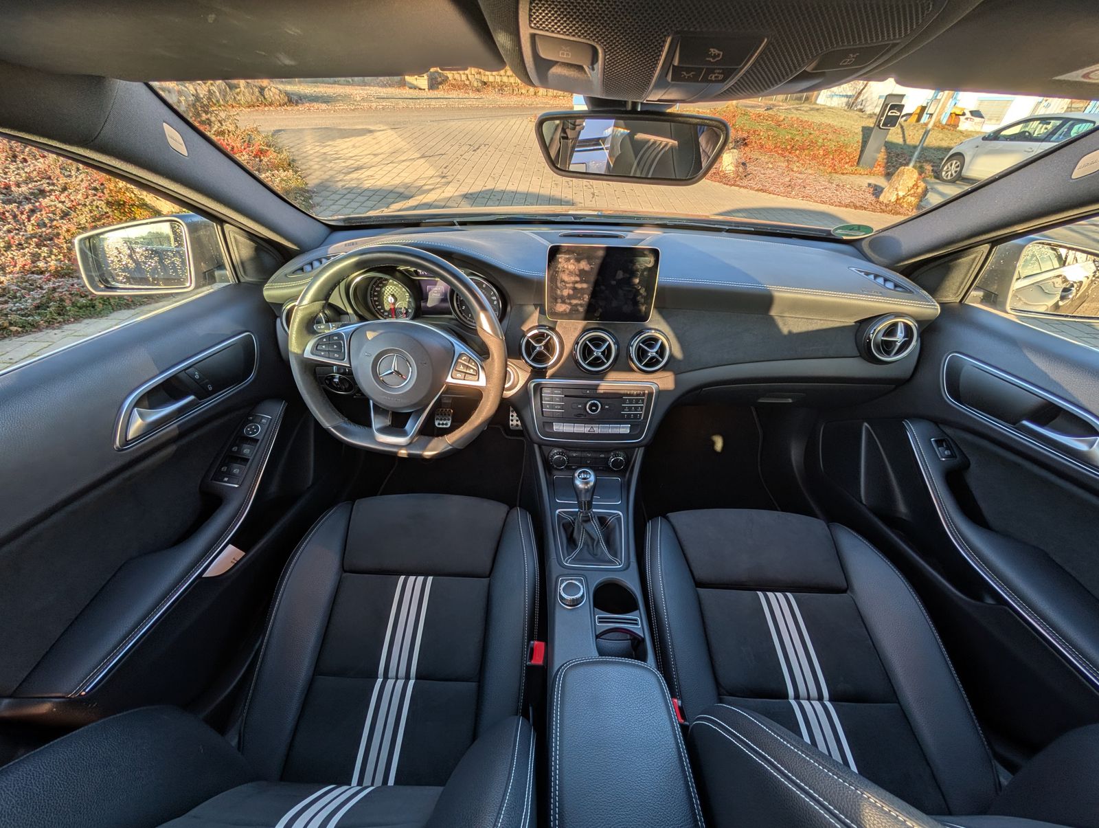 Fahrzeugabbildung Mercedes-Benz A 200 AMG Line Edition LED PARKLENK NAV Business