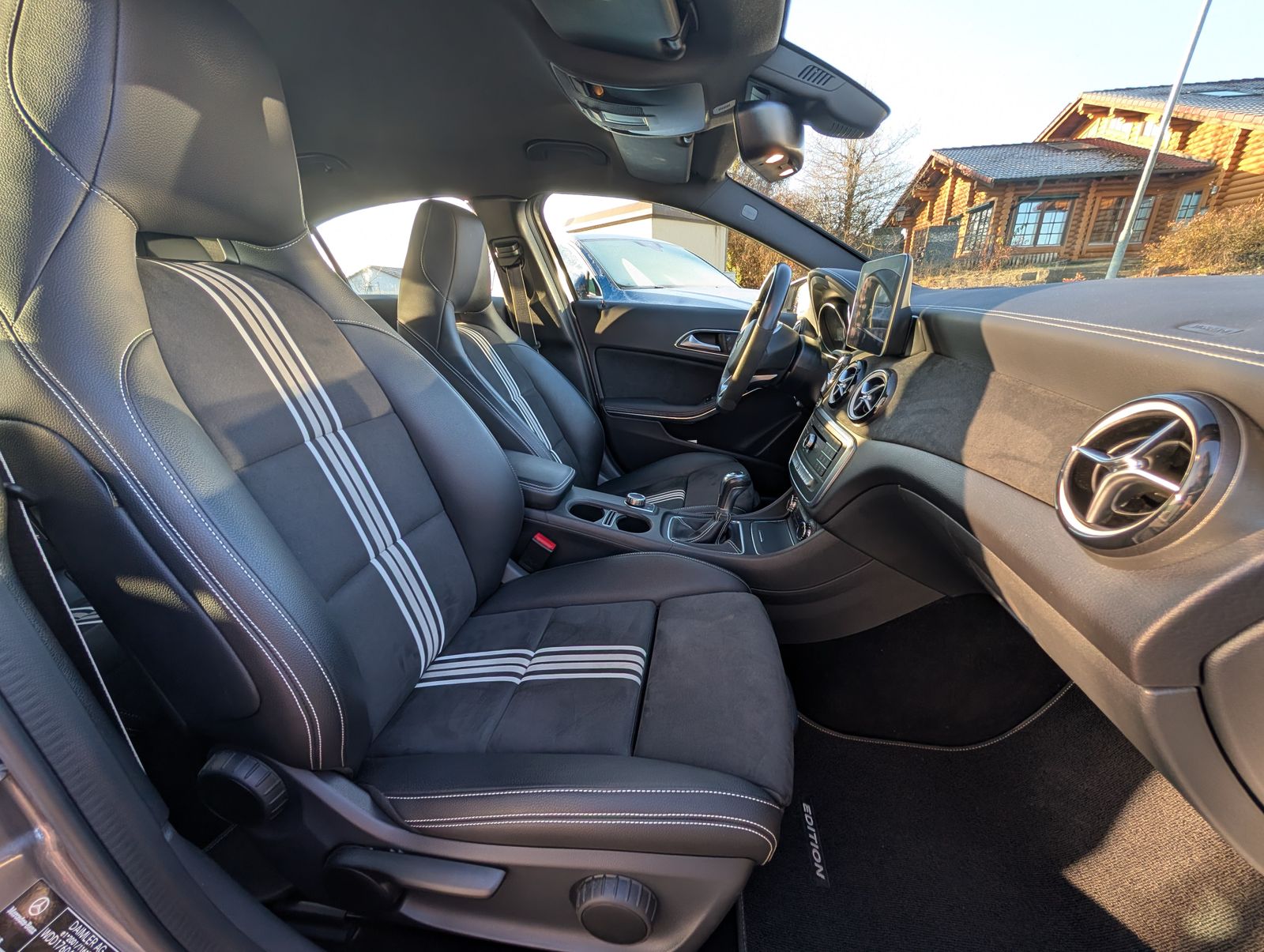 Fahrzeugabbildung Mercedes-Benz A 200 AMG Line Edition LED PARKLENK NAV Business