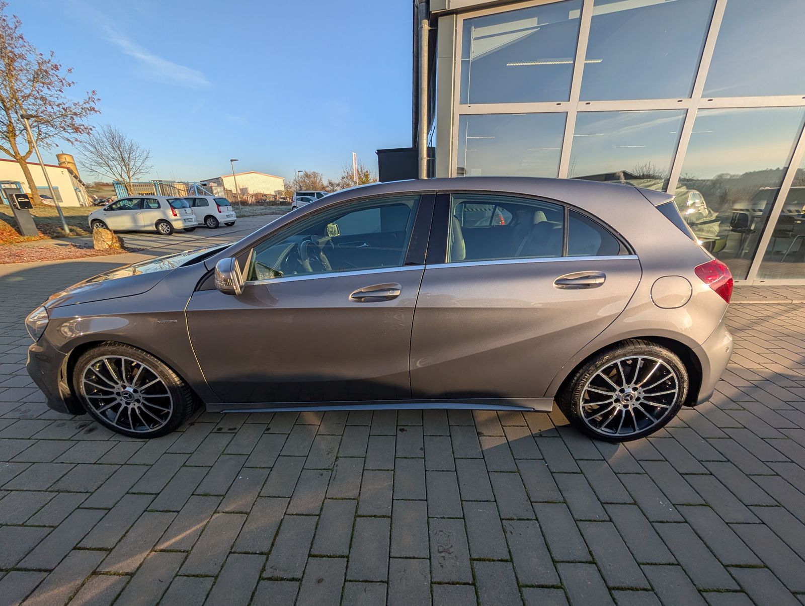 Fahrzeugabbildung Mercedes-Benz A 200 AMG Line Edition LED PARKLENK NAV Business