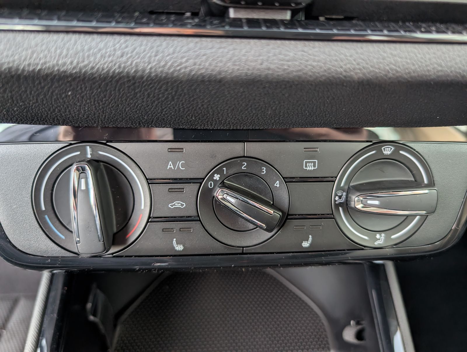 Fahrzeugabbildung SKODA Fabia Selection Kamera Parksensoren SHZ 4J Garantie