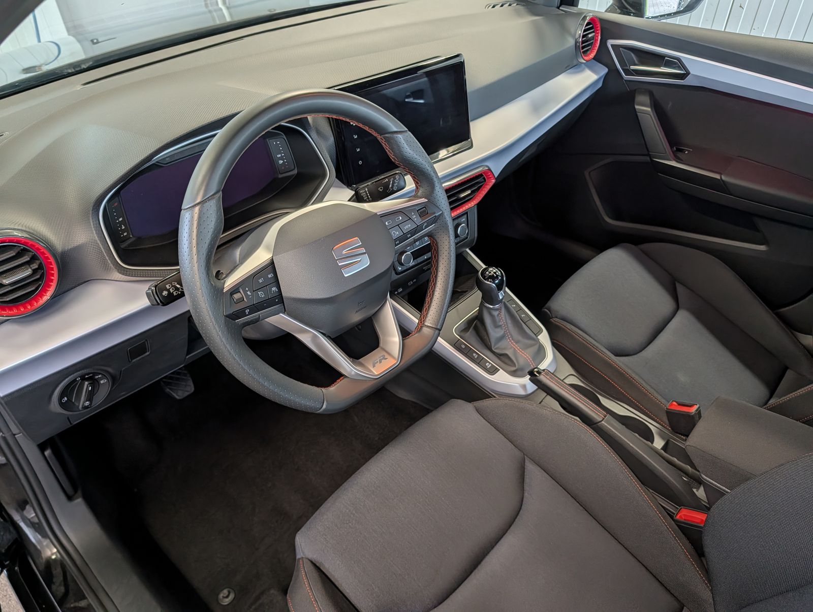 Fahrzeugabbildung SEAT Arona 1.0 TSI FR NAV RFK LED ACC FLA SHZ DLB GJR PARK