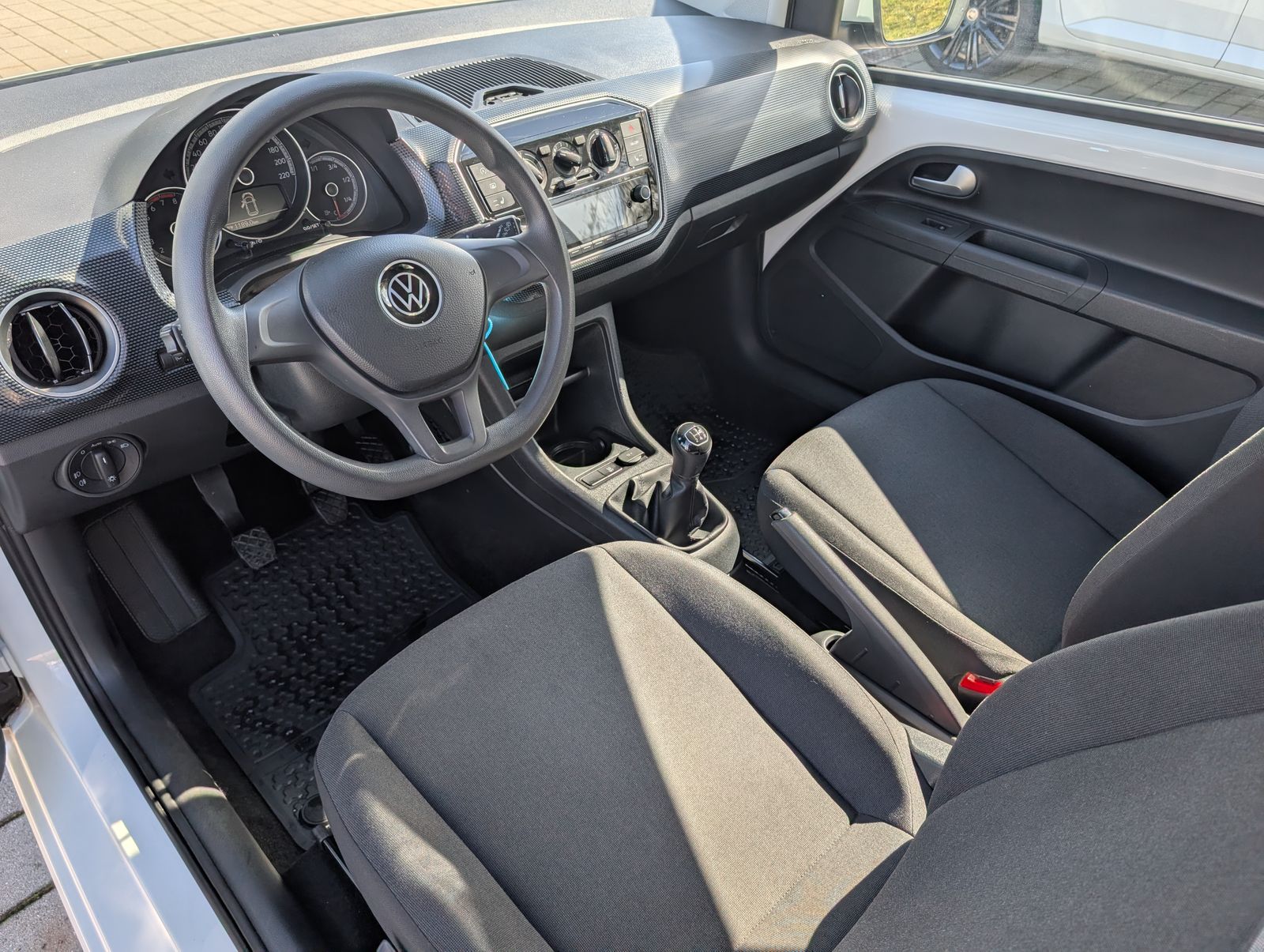 Fahrzeugabbildung Volkswagen up up! move up! 1.0 MPI Kamera SHZ PDC Tempomat GJR