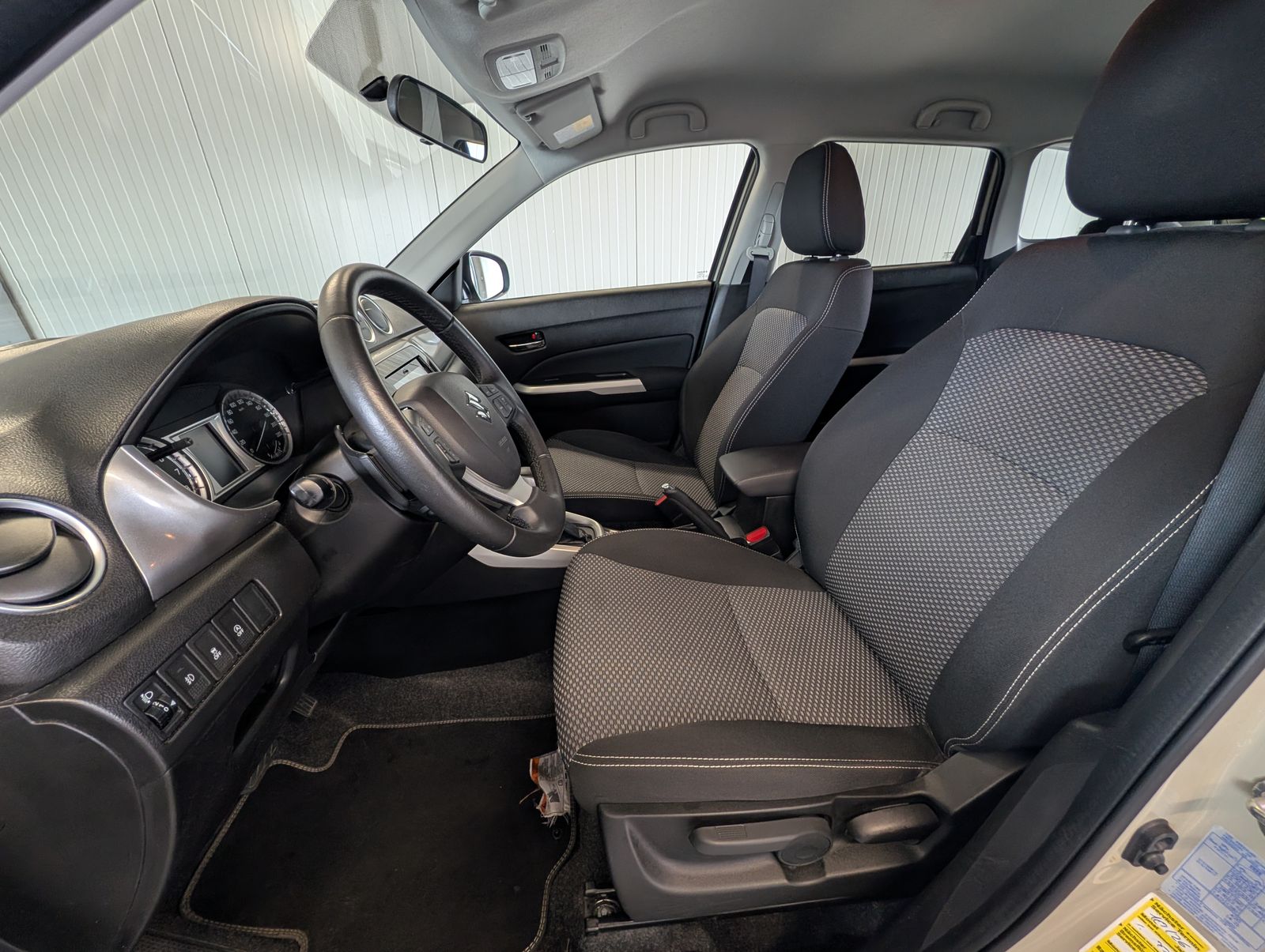 Fahrzeugabbildung Suzuki Vitara 1.6 Comfort 4x2 SHZ Kamera Tempomat Klimaautomatik LMK Carplay Android Auto