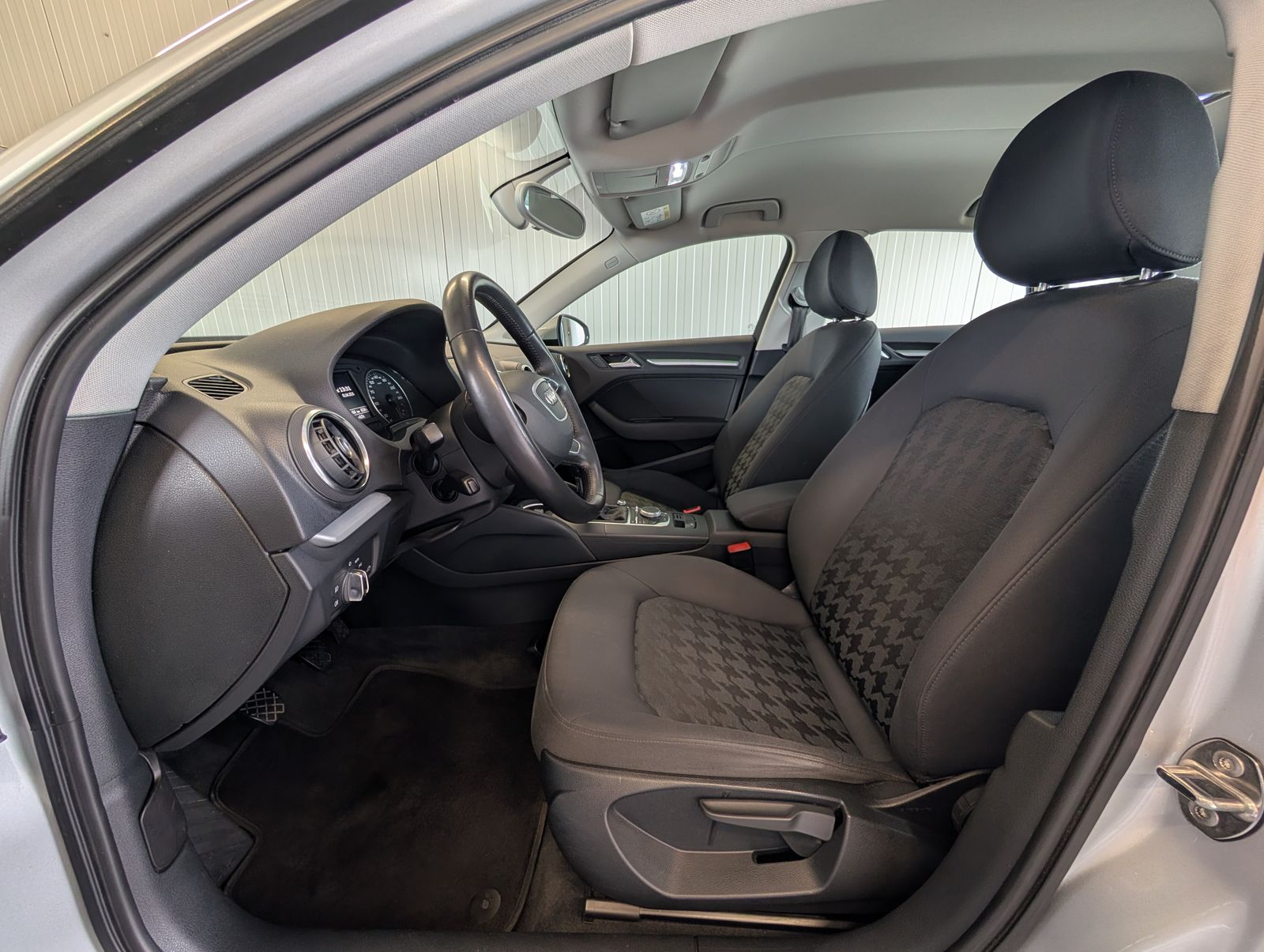 Fahrzeugabbildung Audi A3 Sportback 1.6 TDI Attraction NAVI SHZ Xenon AHK