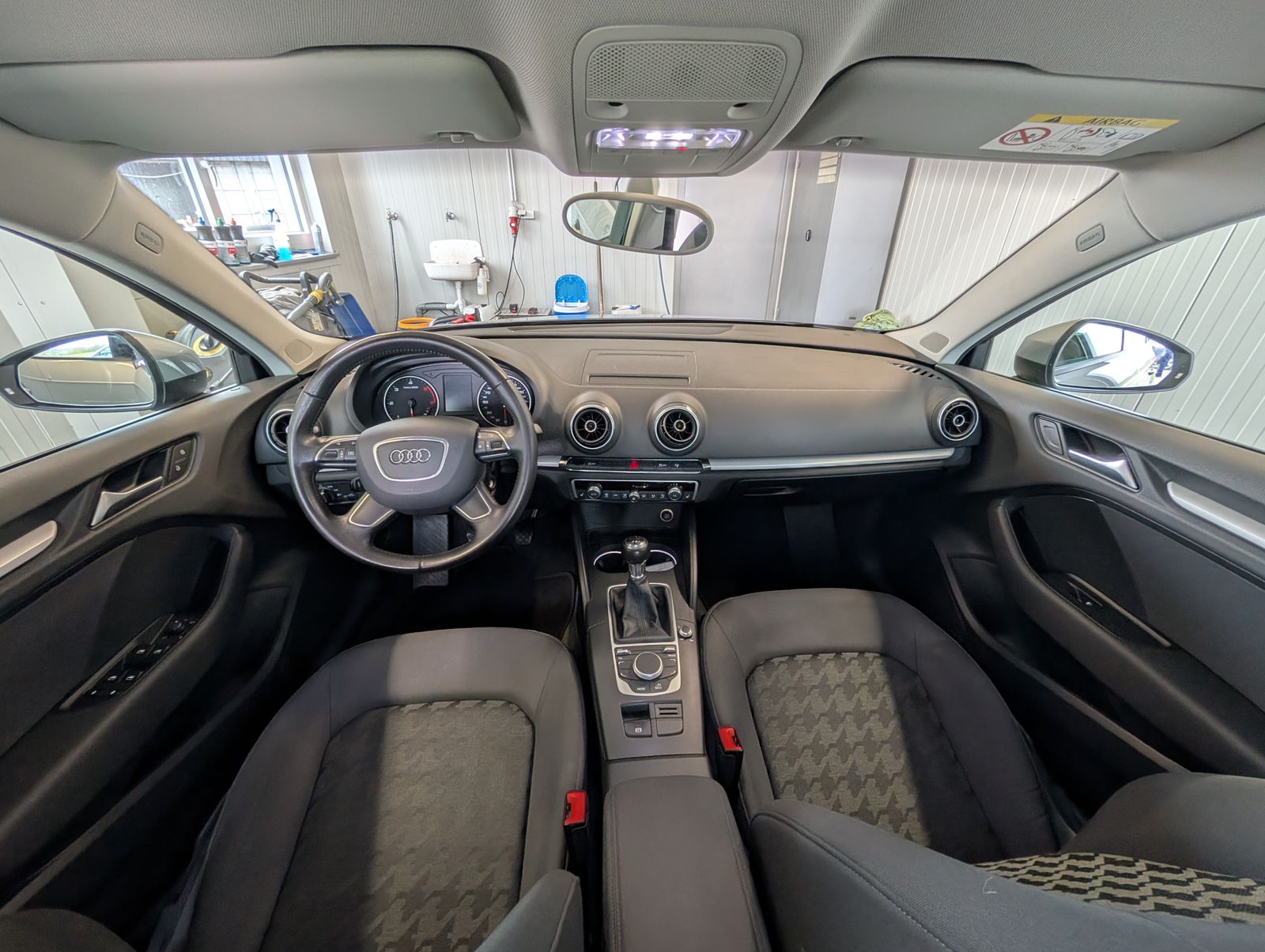 Fahrzeugabbildung Audi A3 Sportback 1.6 TDI Attraction NAVI SHZ Xenon AHK