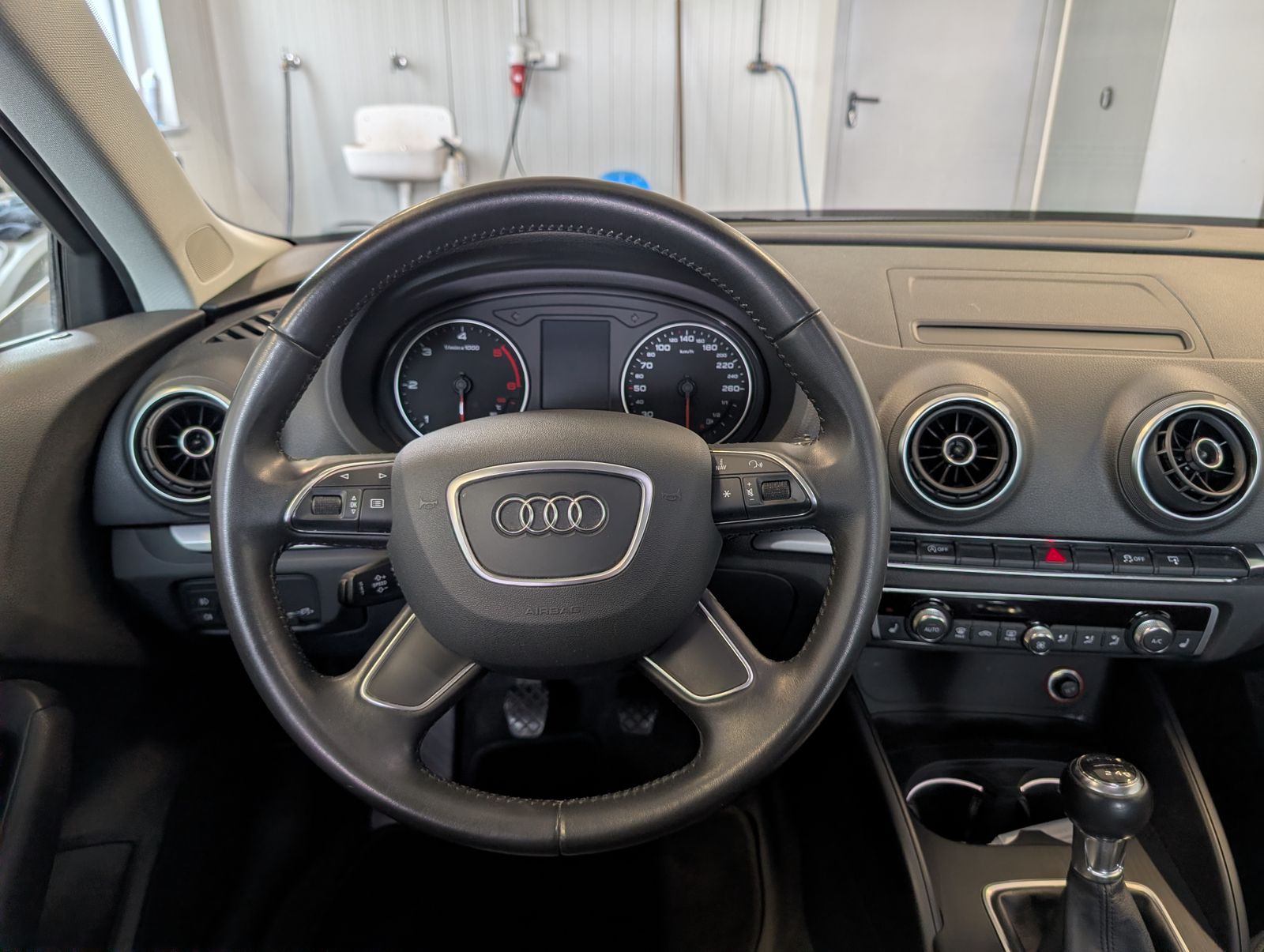 Fahrzeugabbildung Audi A3 Sportback 1.6 TDI Attraction NAVI SHZ Xenon AHK