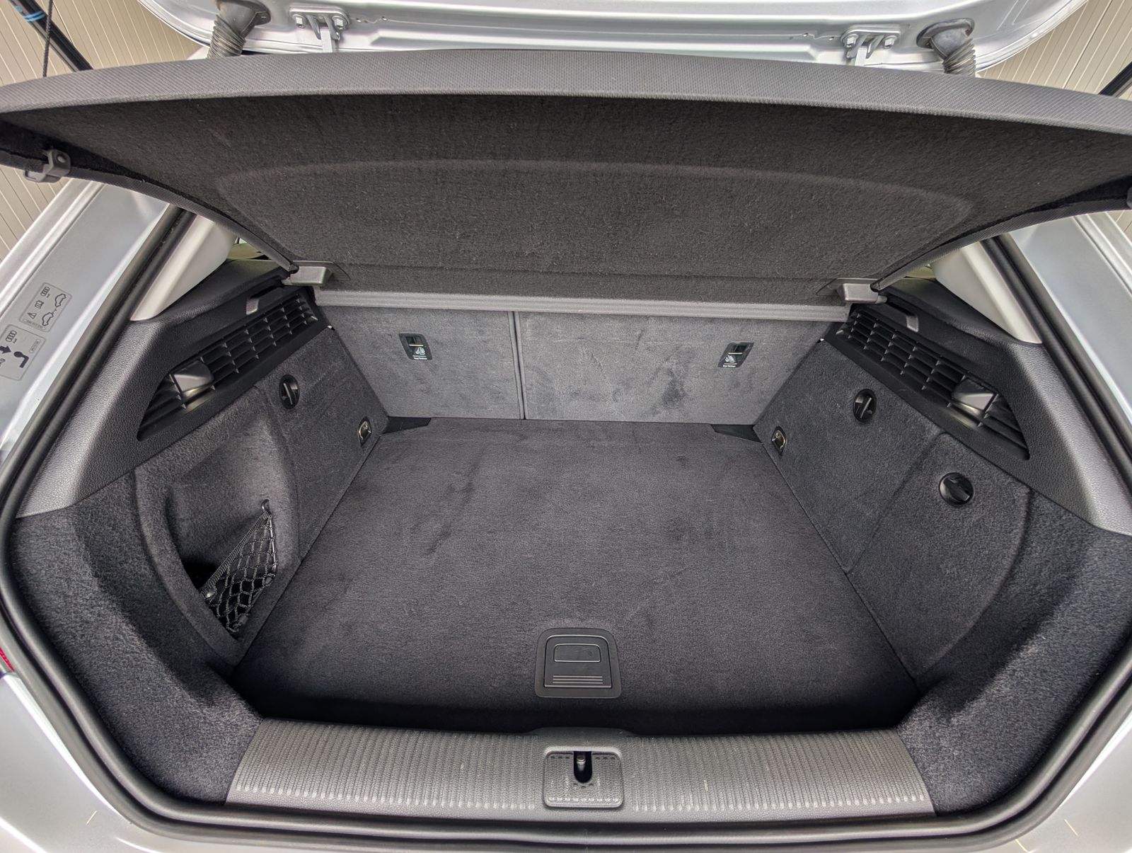 Fahrzeugabbildung Audi A3 Sportback 1.6 TDI Attraction NAVI SHZ Xenon AHK