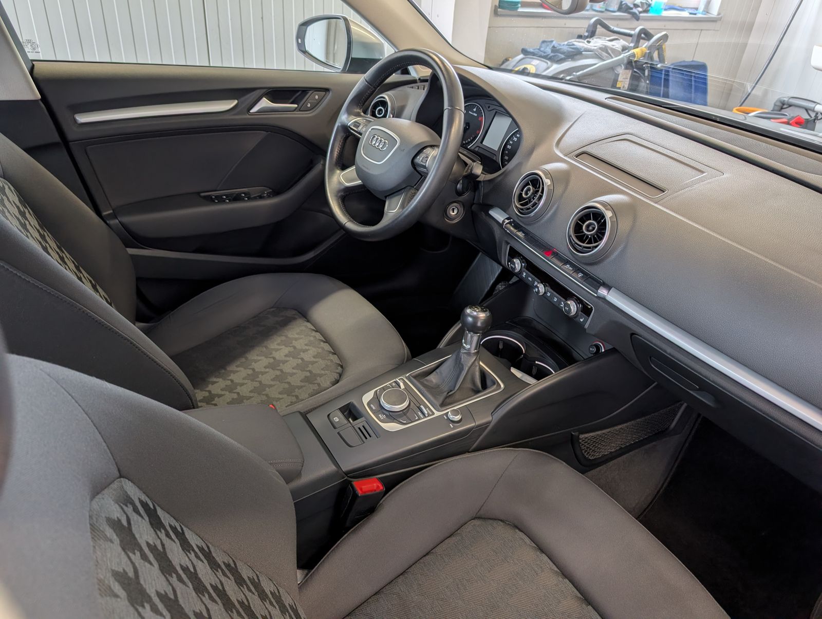 Fahrzeugabbildung Audi A3 Sportback 1.6 TDI Attraction NAVI SHZ Xenon AHK
