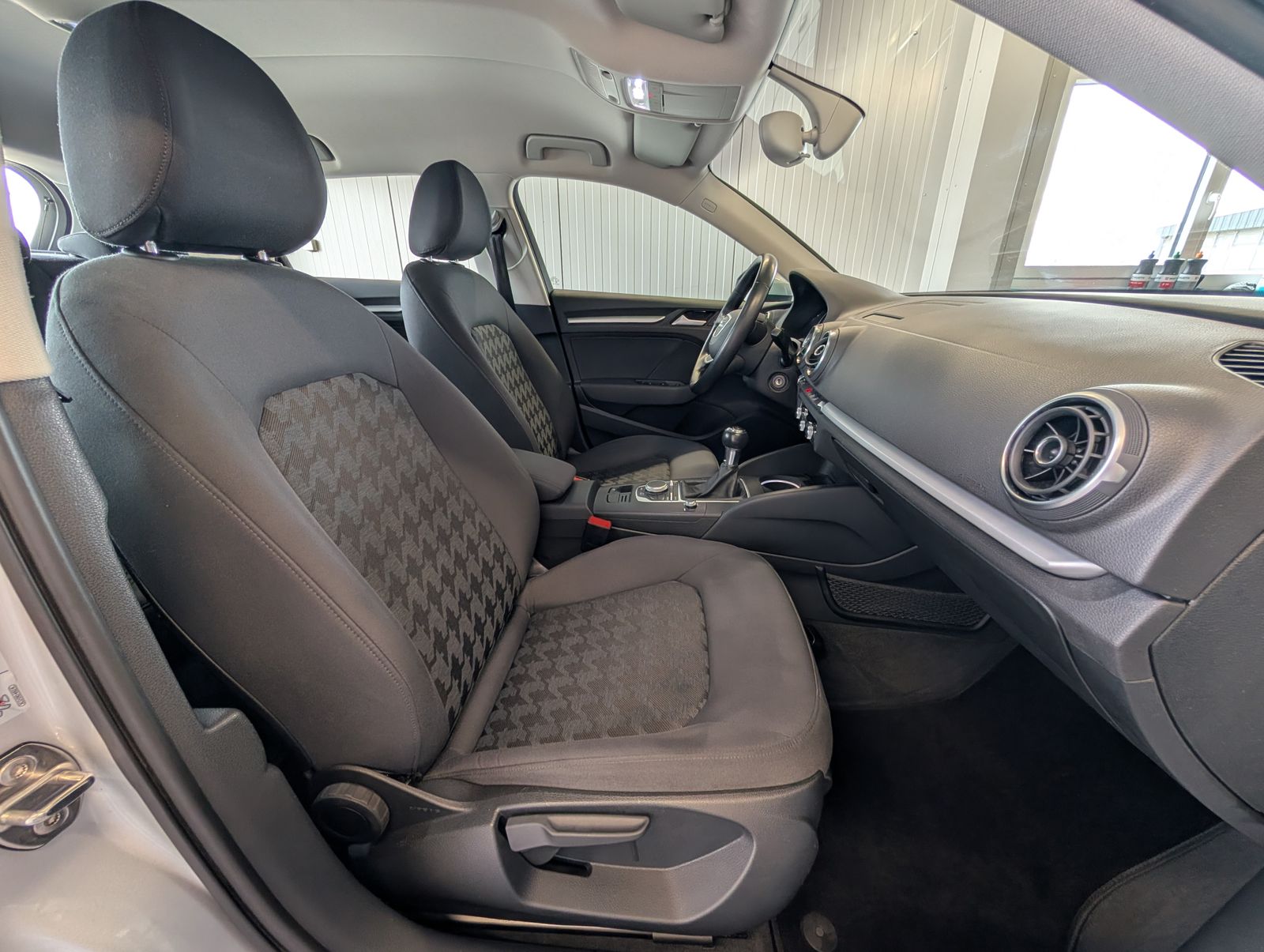 Fahrzeugabbildung Audi A3 Sportback 1.6 TDI Attraction NAVI SHZ Xenon AHK