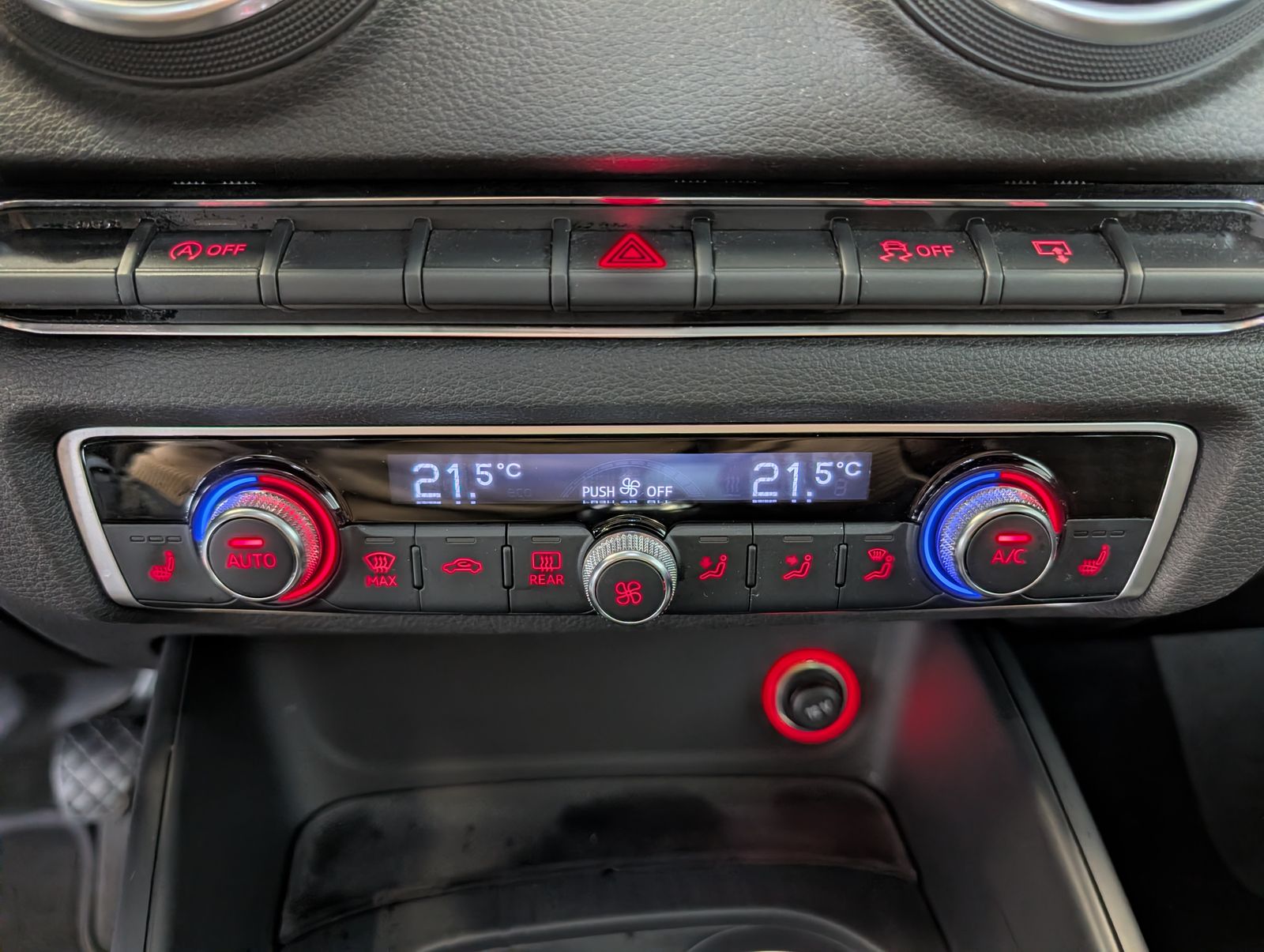 Fahrzeugabbildung Audi A3 Sportback 1.6 TDI Attraction NAVI SHZ Xenon AHK