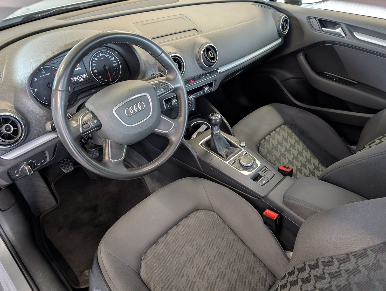 Fahrzeugabbildung Audi A3 Sportback 1.6 TDI Attraction NAVI SHZ Xenon AHK