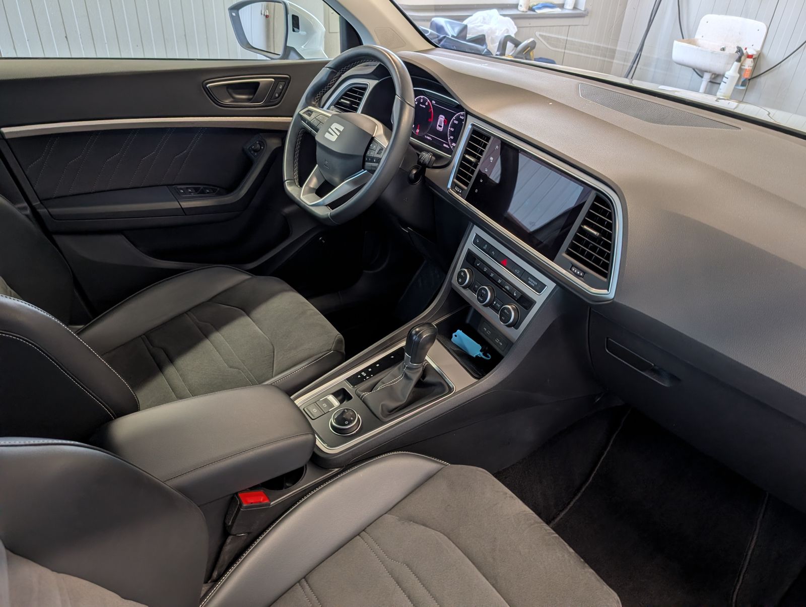 Fahrzeugabbildung SEAT Ateca 1.5 TSI DSG Xperience AHK NAV ACC SHZ PARK Pano