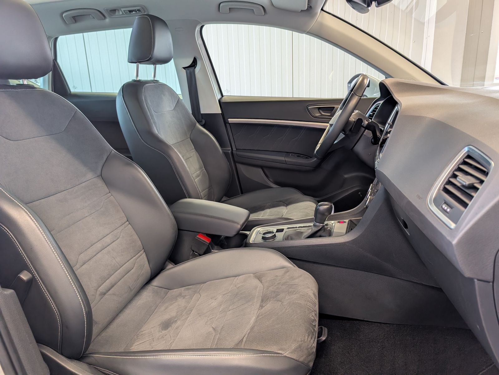 Fahrzeugabbildung SEAT Ateca 1.5 TSI DSG Xperience AHK NAV ACC SHZ PARK Pano