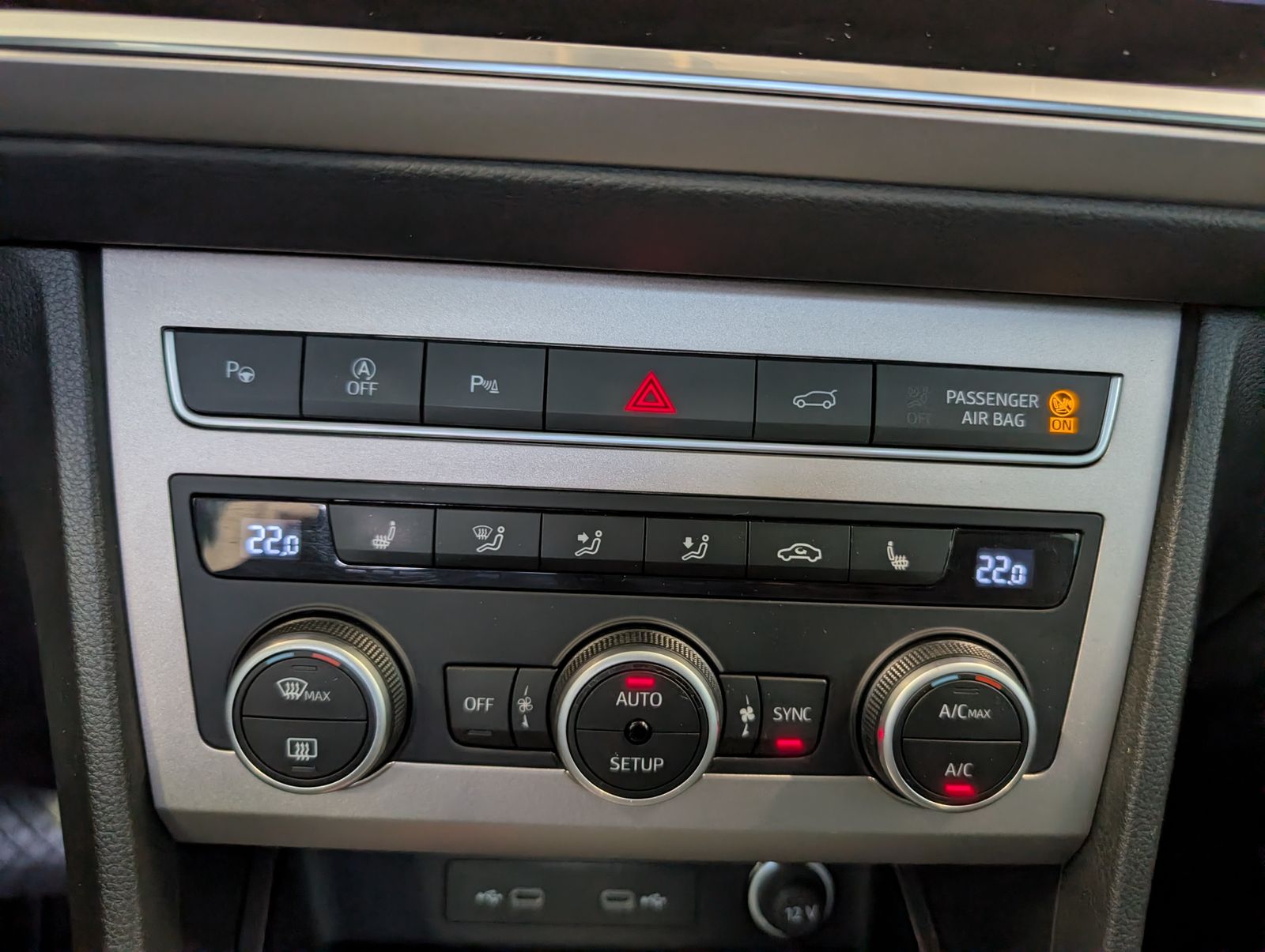 Fahrzeugabbildung SEAT Ateca 1.5 TSI DSG Xperience AHK NAV ACC SHZ PARK Pano