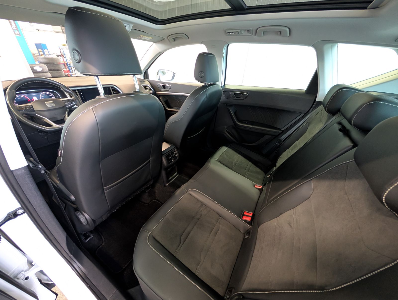 Fahrzeugabbildung SEAT Ateca 1.5 TSI DSG Xperience AHK NAV ACC SHZ PARK Pano