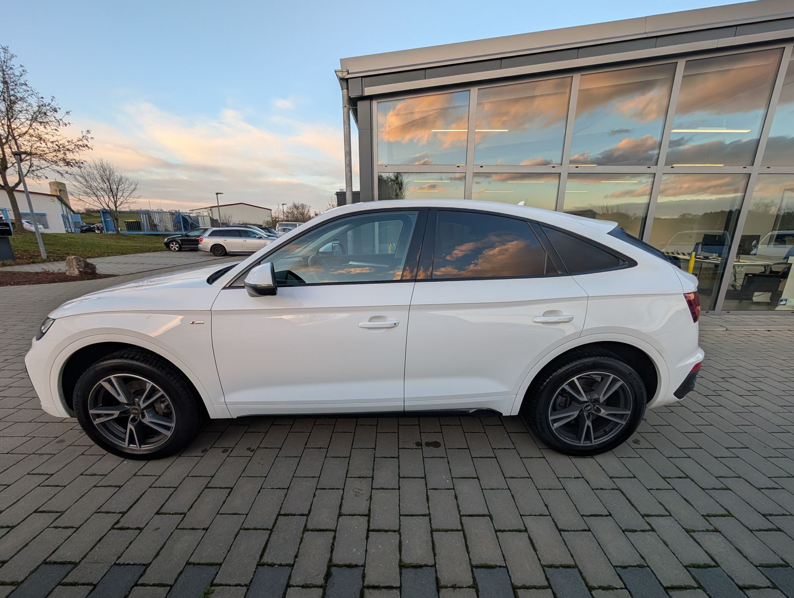 Fahrzeugabbildung Audi Q5 40 TDI quattro S line MATRIX RFK PDC el. Heckk