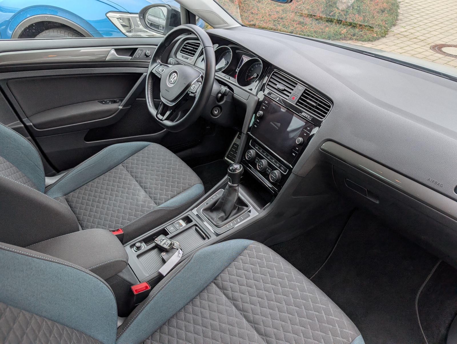 Fahrzeugabbildung Volkswagen Golf IQ.DRIVE 1.0 TSI ACC NAV PARKLENK PDC SPUR BLIND