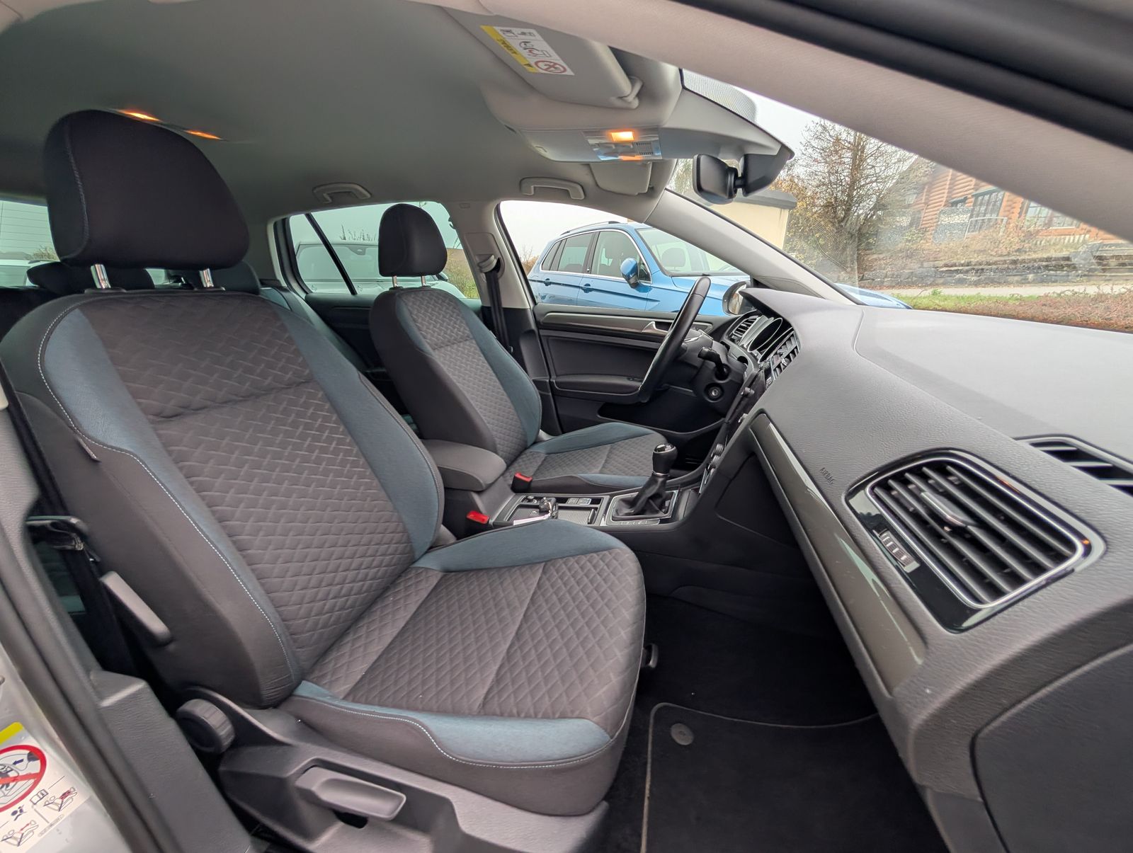 Fahrzeugabbildung Volkswagen Golf IQ.DRIVE 1.0 TSI ACC NAV PARKLENK PDC SPUR BLIND