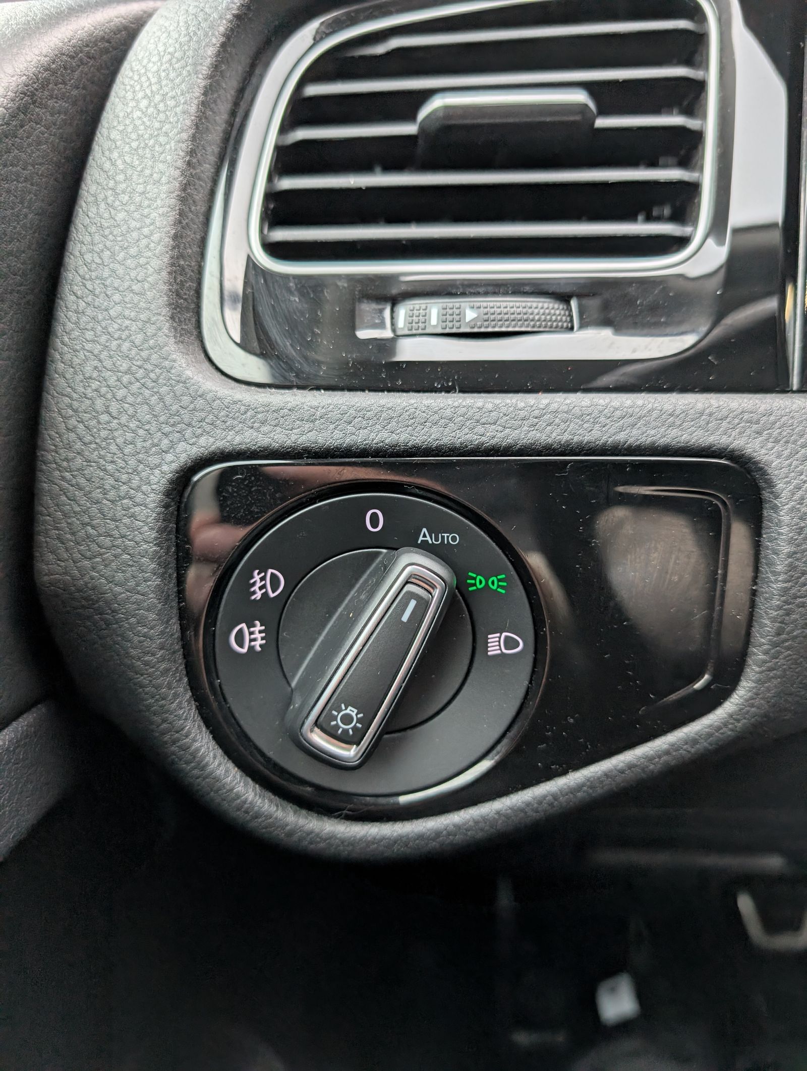 Fahrzeugabbildung Volkswagen Golf IQ.DRIVE 1.0 TSI ACC NAV PARKLENK PDC SPUR BLIND