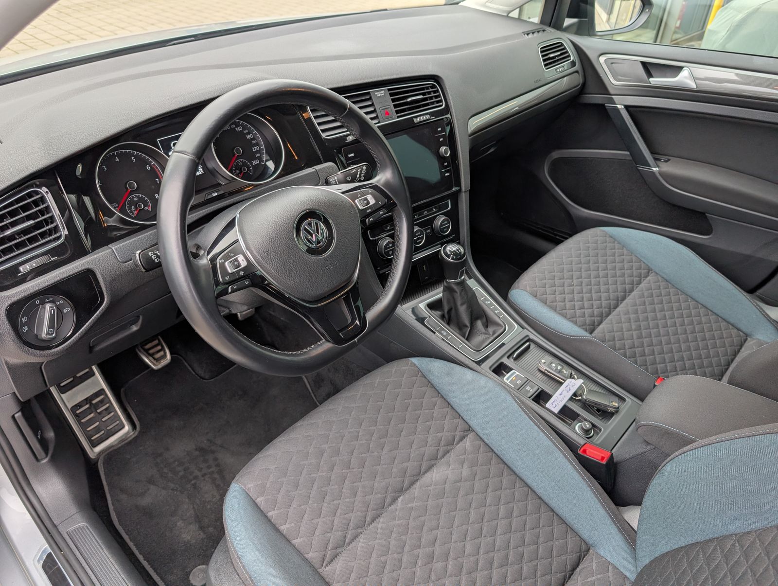 Fahrzeugabbildung Volkswagen Golf IQ.DRIVE 1.0 TSI ACC NAV PARKLENK PDC SPUR BLIND