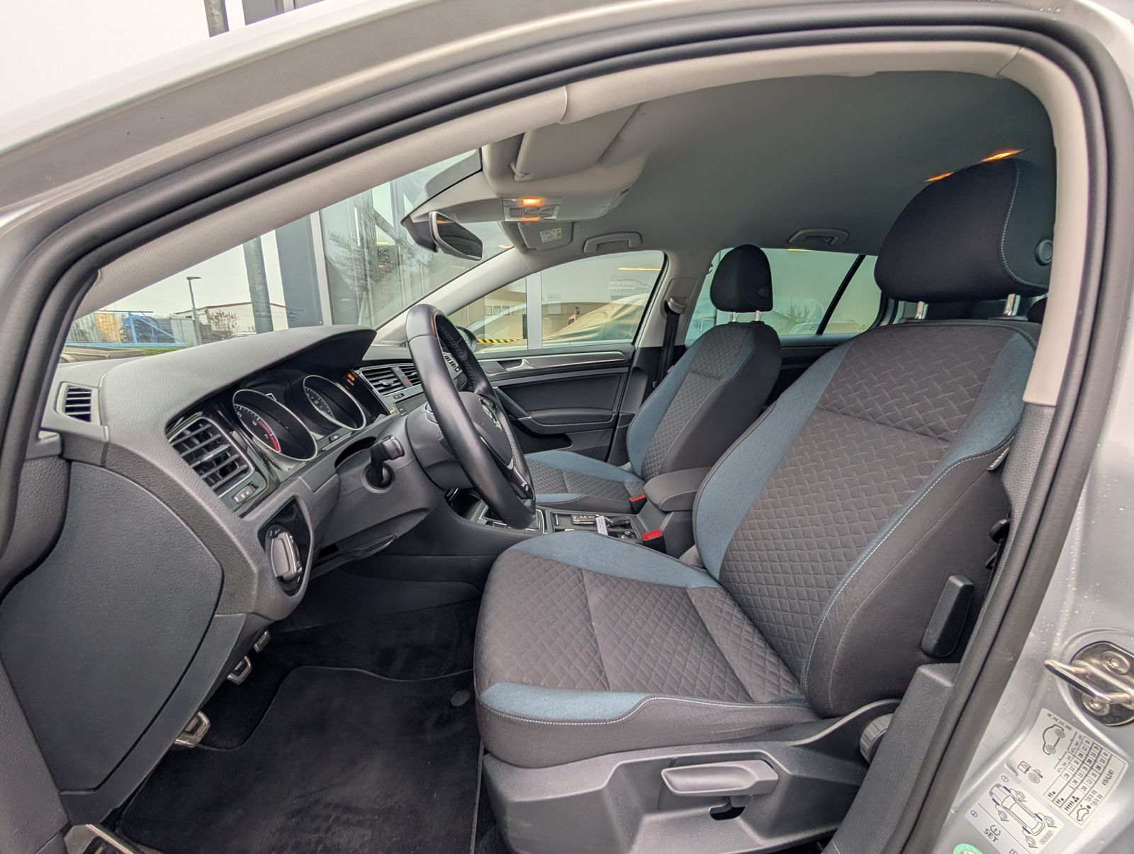 Fahrzeugabbildung Volkswagen Golf IQ.DRIVE 1.0 TSI ACC NAV PARKLENK PDC SPUR BLIND