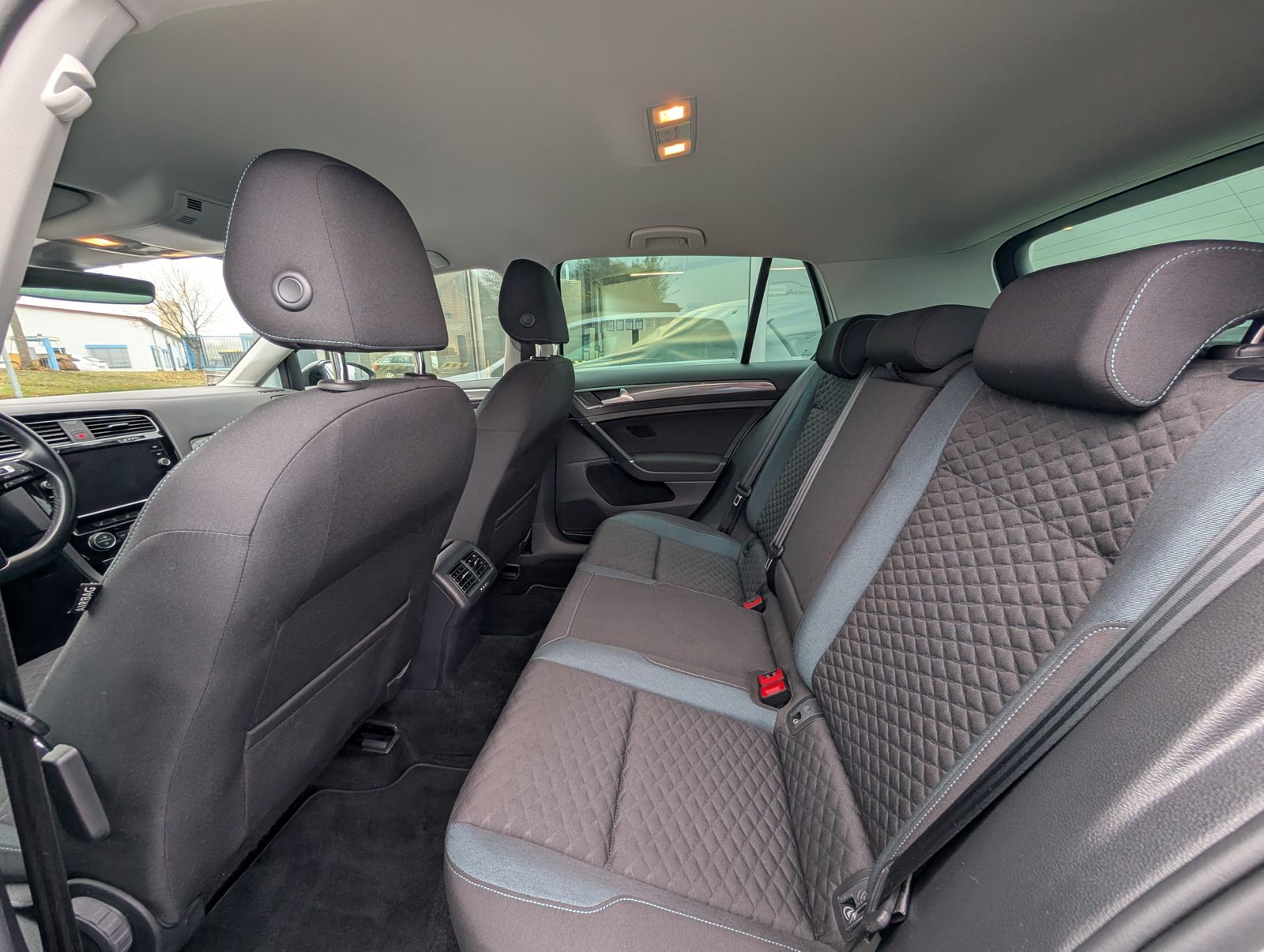 Fahrzeugabbildung Volkswagen Golf IQ.DRIVE 1.0 TSI ACC NAV PARKLENK PDC SPUR BLIND